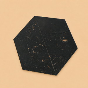 Table basse hexagonale vintage – Plateau noir et pieds bois