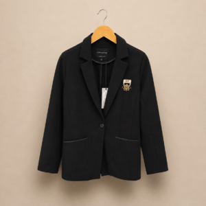 Blazer noir à écusson brodé – Eva Kayan
